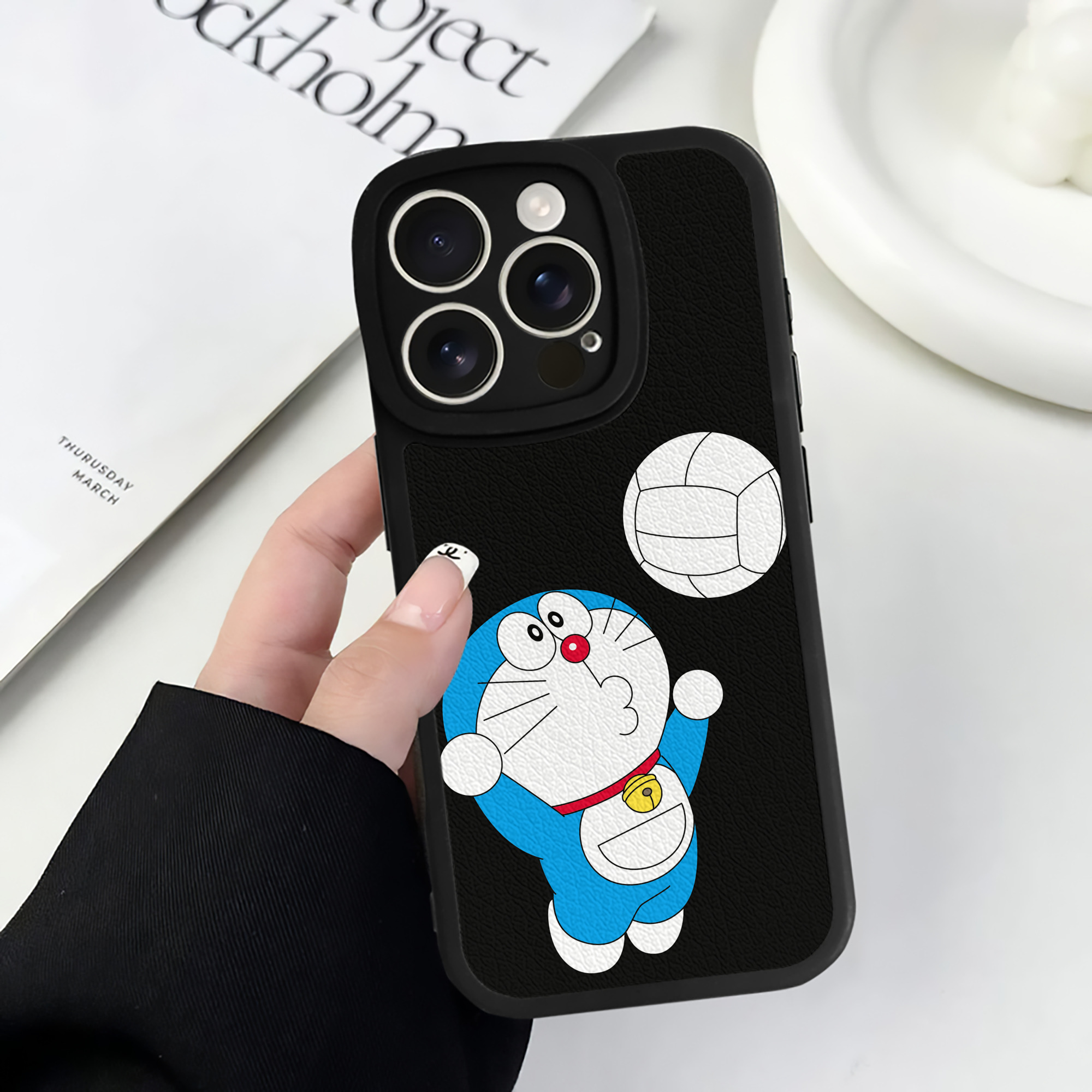 （画像用） ドラえもん Doraemon 【iPhone 16シリーズ対応】シリコンスマホケース（レザー調） 材質：シリコン